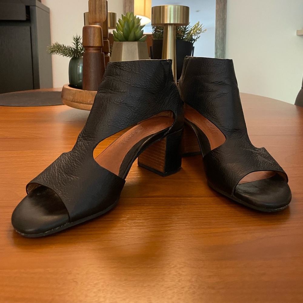 Gentle souls heeled sandal by Kenneth Cole size 8, black leather